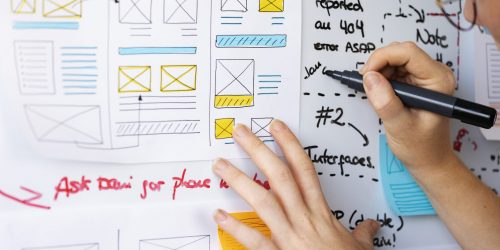 disenadora web femenina con papeles y notas en la oficina(2)